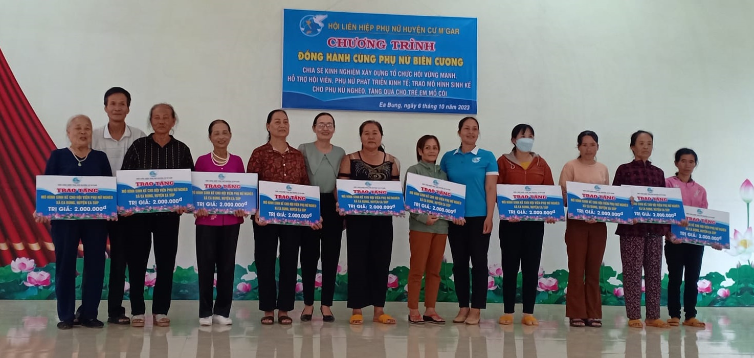 hình ảnh trao tặng mồ sinh kế chăn nuôi gà cho hội viên phụ nữ xã Ea Bung